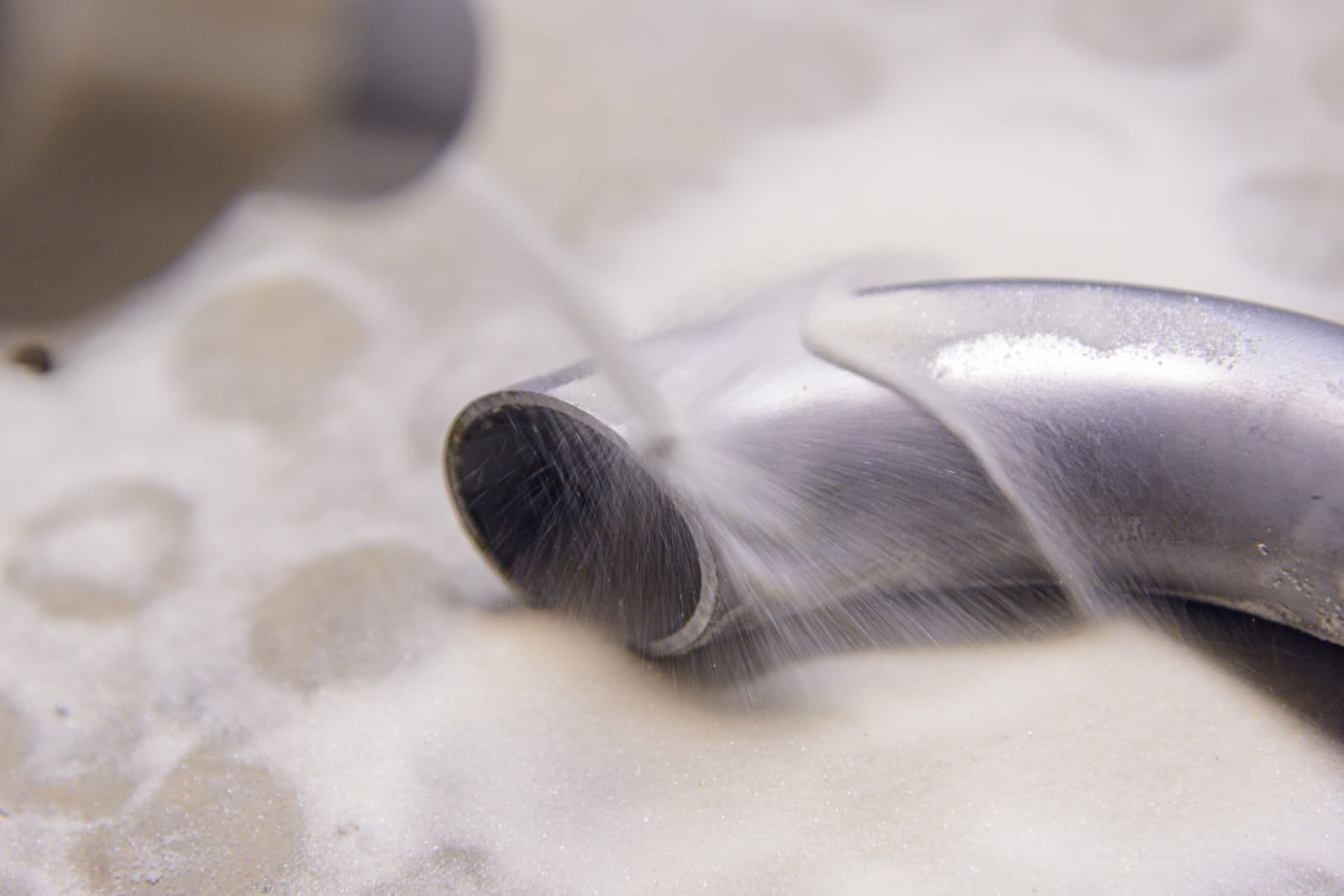 Dry and wet sandblasting, part blasting and finishing